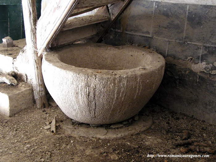 PILA BAUTISMAL, A LOS PIES DEL TEMPLO, BAJO LA ESCALERA DEL CORO